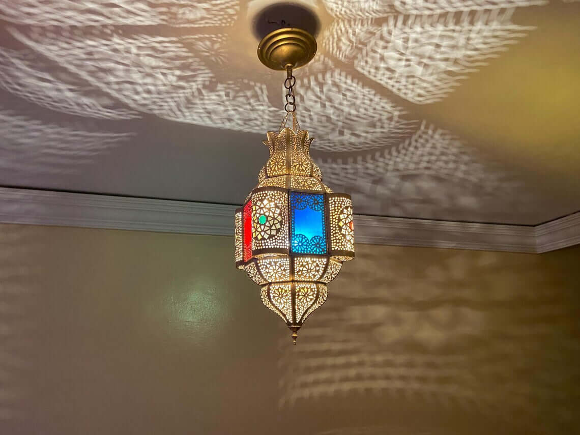 Add a touch of authentic elegance with this antique Moroccan pendant lamp, handmade and adorned with a traditional shade. / COLORED CHANDELIERS
