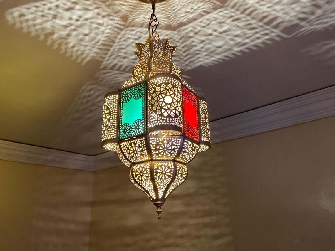 Add a touch of authentic elegance with this antique Moroccan pendant lamp, handmade and adorned with a traditional shade. / COLORED CHANDELIERS