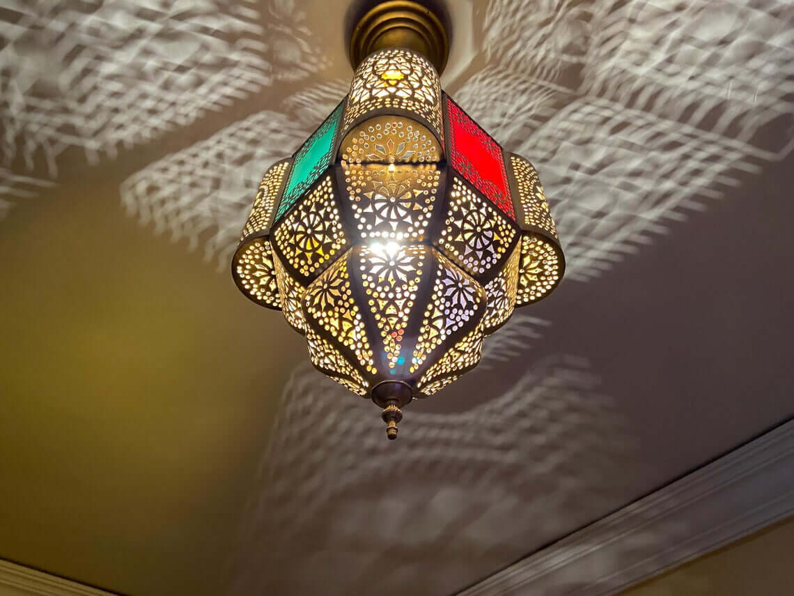 Add a touch of authentic elegance with this antique Moroccan pendant lamp, handmade and adorned with a traditional shade. / COLORED CHANDELIERS