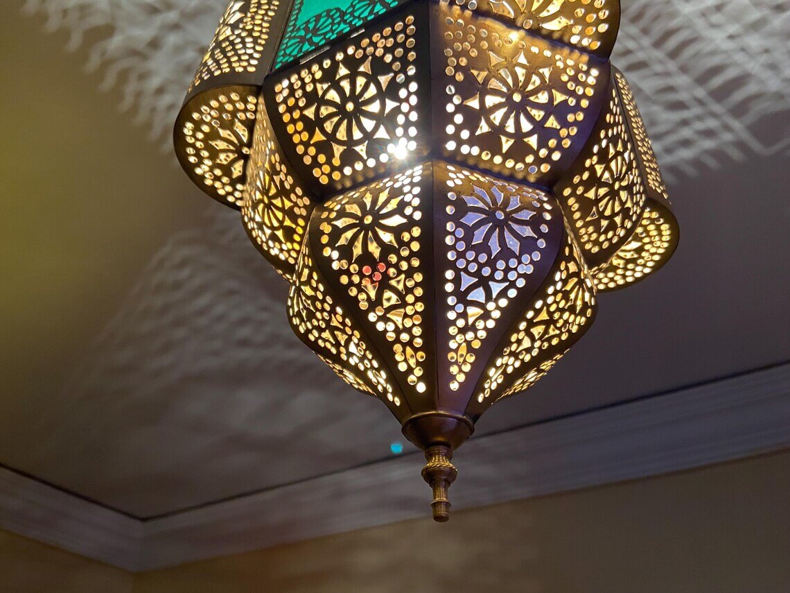 Add a touch of authentic elegance with this antique Moroccan pendant lamp, handmade and adorned with a traditional shade. / COLORED CHANDELIERS