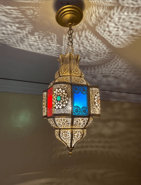 Add a touch of authentic elegance with this antique Moroccan pendant lamp, handmade and adorned with a traditional shade. / COLORED CHANDELIERS