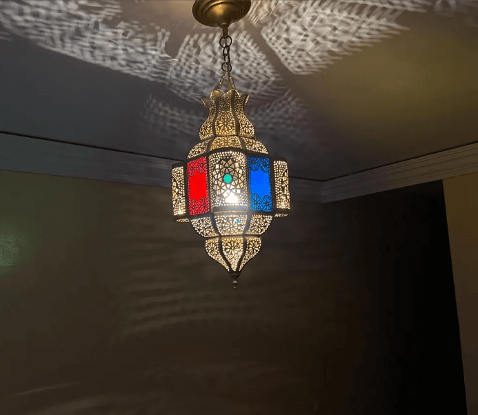 Add a touch of authentic elegance with this antique Moroccan pendant lamp, handmade and adorned with a traditional shade. / COLORED CHANDELIERS
