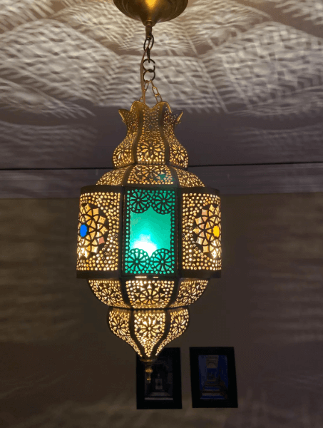 Add a touch of authentic elegance with this antique Moroccan pendant lamp, handmade and adorned with a traditional shade. / COLORED CHANDELIERS