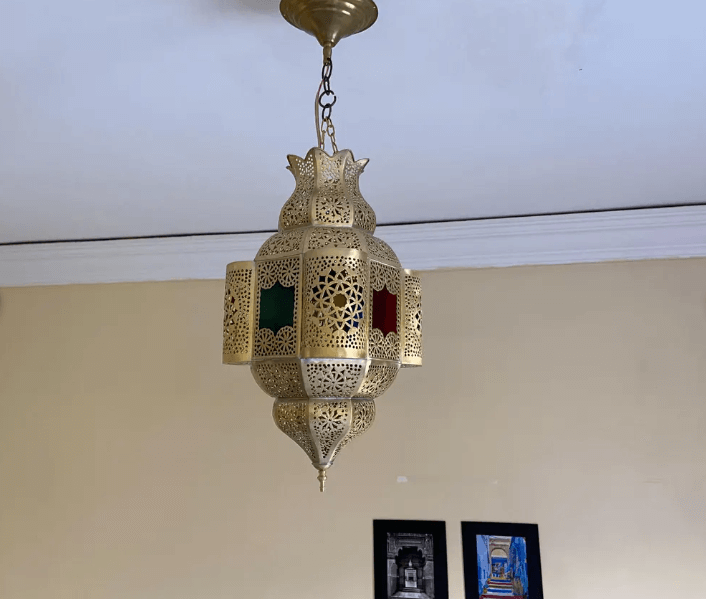 Add a touch of authentic elegance with this antique Moroccan pendant lamp, handmade and adorned with a traditional shade. / COLORED CHANDELIERS