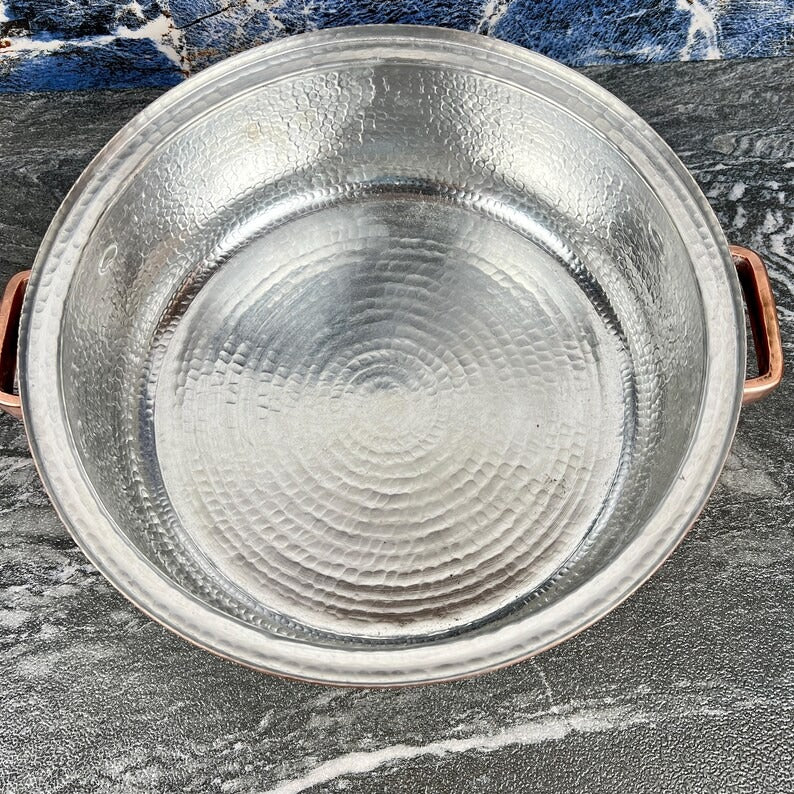 Handmade copper cooking pot with hammered finish for Moroccan kitchenware, showcasing elegance and performance.